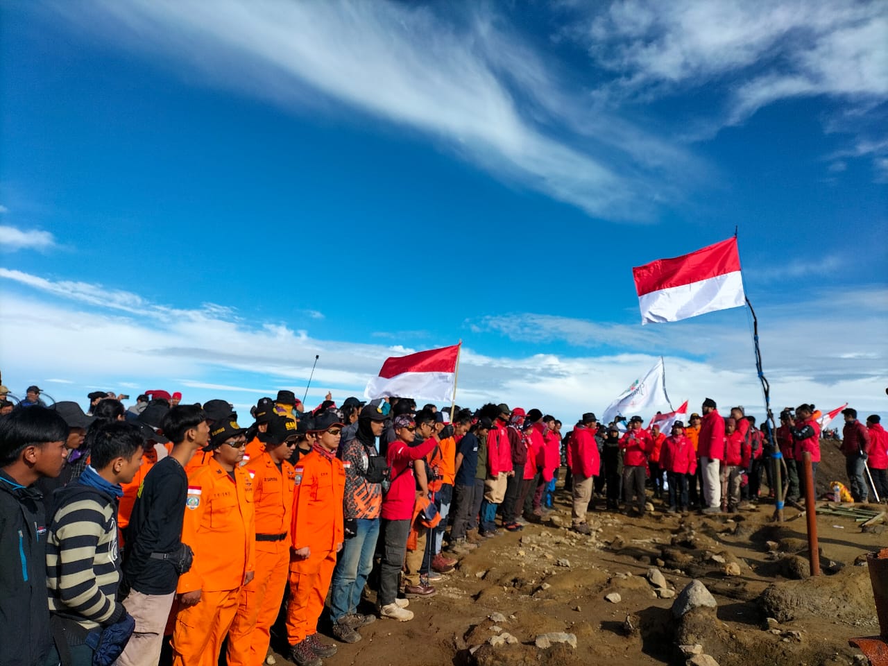 Basarnas Kantor SAR Bandung Rayakan Kemerdekaan di Puncak Tertinggi di Jawa Barat